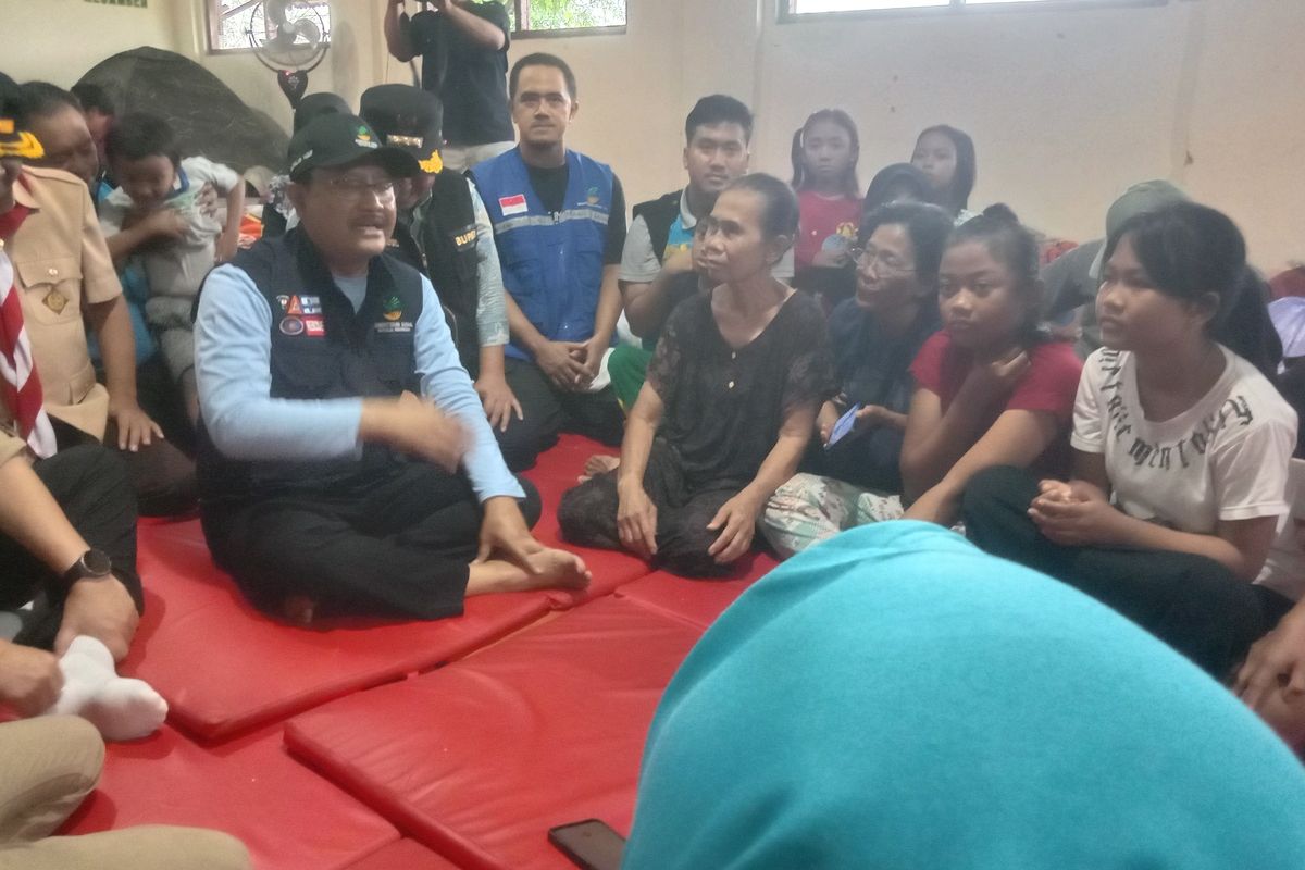 Menteri Sosial (Mensos) RI Saifullah Yusuf atau Gus Ipul mengunjungi pengungsi banjir di Kantor Desa Jombok, Kecamatan Kesamben, Kabupaten Jombang, Jawa Timur, Sabtu (14/12/2024).