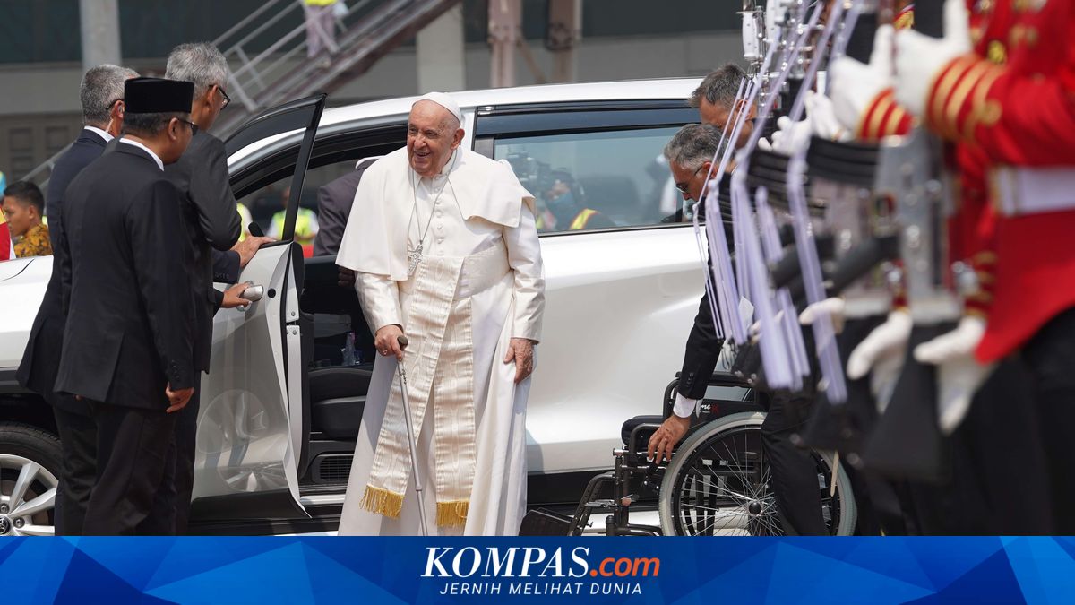 Mengenang Kesederhanaan Paus Fransiskus, Pakai Mobil Innova Zenix ...