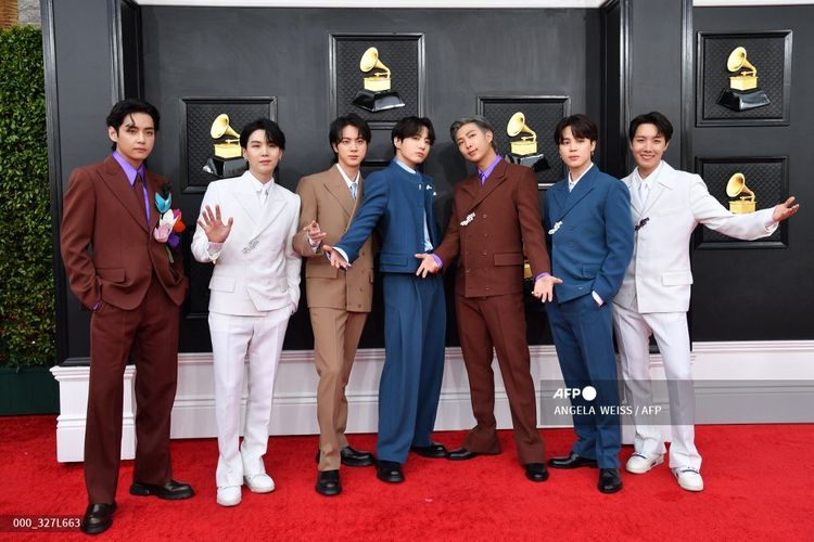 (Dari kiri) V, Suga, Jin, Jungkook, RM, Jimin dan J-Hope dari BTS menghadiri Grammy Awards ke-64 di MGM Grand Garden Arena, Las Vegas, Minggu (3/4/2022). 