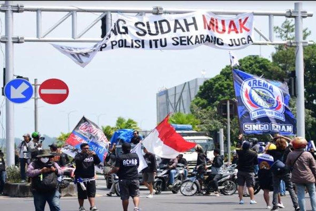 Aremania melakukan konvoi dan memblokade pintu keluar jalan tol di Singosari, Kabupaten Malang, Jawa Timur, Kamis (8/12/2022). Aksi blokade pintu keluar tol dilakukan selama 135 menit sebagai bentuk protes terhadap aparat penegak hukum yang dinilai lambat dalam penanganan kasus Tragedi Kanjuruhan yang menewaskan 135 orang