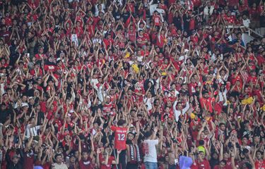 Aksi suporter Timnas Indonesia dalam pertandingan Indonesia vs Jepang di Kualifikasi Piala Dunia 2026, atmosfer luar biasa dirasakan pada Jumat (15/11/2024) di Stadion Gelora Bung Karno Jakarta.