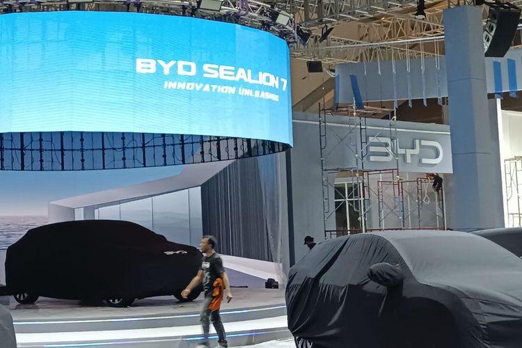Saham BYD jatuh hampir 8 persen usai perusahaan melaporkan penurunan laba 30 persen akibat ketatnya perang harga mobil listrik di pasar domestik.