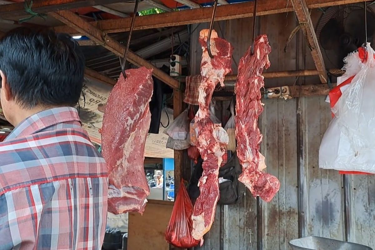 Dewa salah satu pedagang daging sapi di Pasar Nangka Bungur, Kemayoran, Jakarta Pusat, mengungkapkan menjelang Natal 2022 dan tahun baru 2023, belum ada menak harga daging sapi yang ia jual, Kamis (8/12/2022).