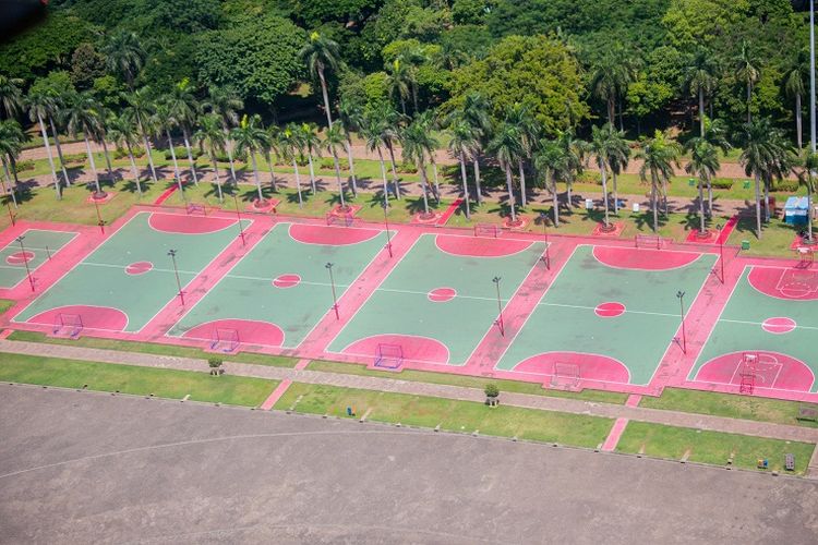 Enam fasilitas olahraga di Monas yang terdiri dari satu lapangan basket (kanan), empat lapangan futsal, dan satu lapangan voli (kiri). Pengunjung dapat berolahraga di sini secara gratis, Jakarta, Rabu (29/1/2020).