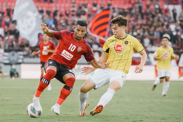 Pemain Bali United Eber Bessa dijaga ketat pemain Kaya FC Iloilo saat pertandingan AFC Cup 2022 yang berakhir dengen skor 0-1 di Stadion Kapten I Wayan Dipta Gianyar, Kamis (30/6/2022) sore.