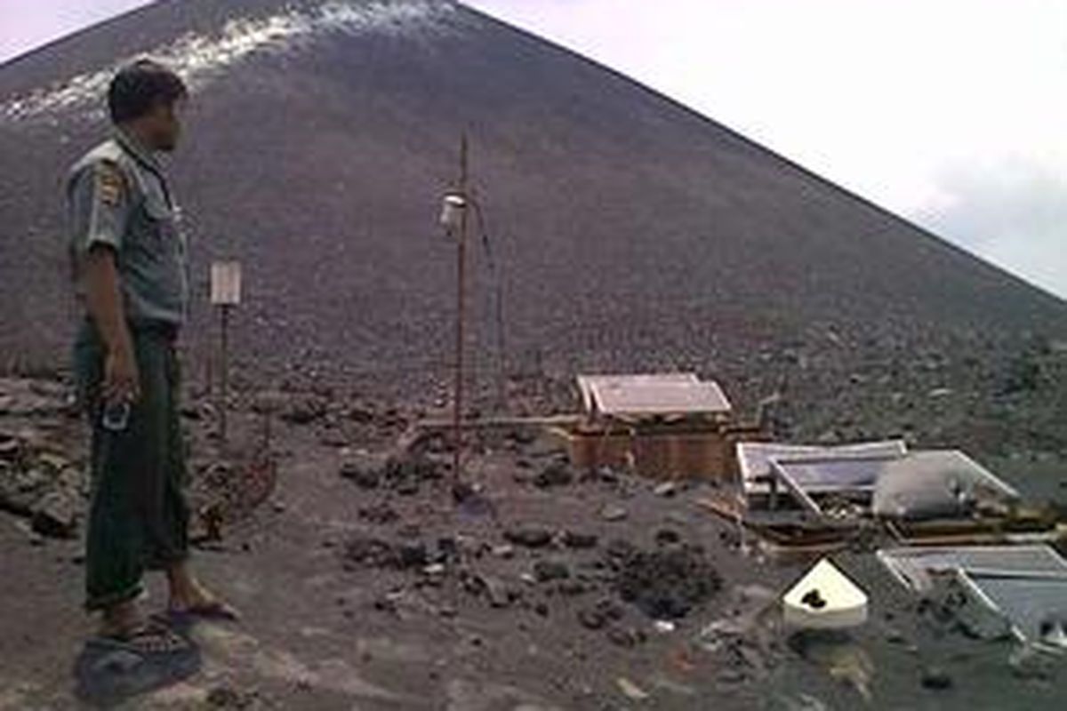 Alat Vulkanologi milik Badan Meteorologi dan Geofisika (BMG) yang rusak tertimba batu-batu di puncak pertama bukit Anak Krakatau.