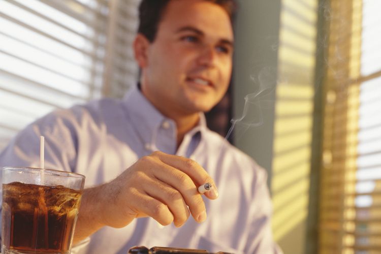 Sebagian besar kanker kepala dan leher disebabkan oleh penggunaan tembakau dan alkohol. Kombinasi keduanya menyebabkan risiko setidaknya 75 persen. 
