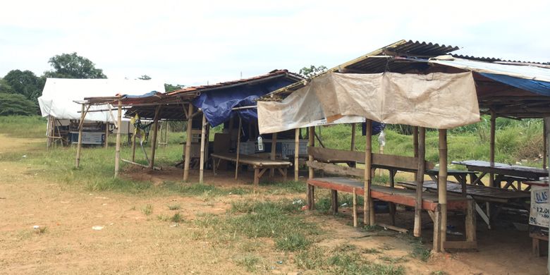 Warung-warung masih tutup di sekitaran Curug Parigi di Kampung Parigi, Kecamatan Bantargebang, Kota Bekasi, Jawa Barat, Jumat (5/1/2018). 