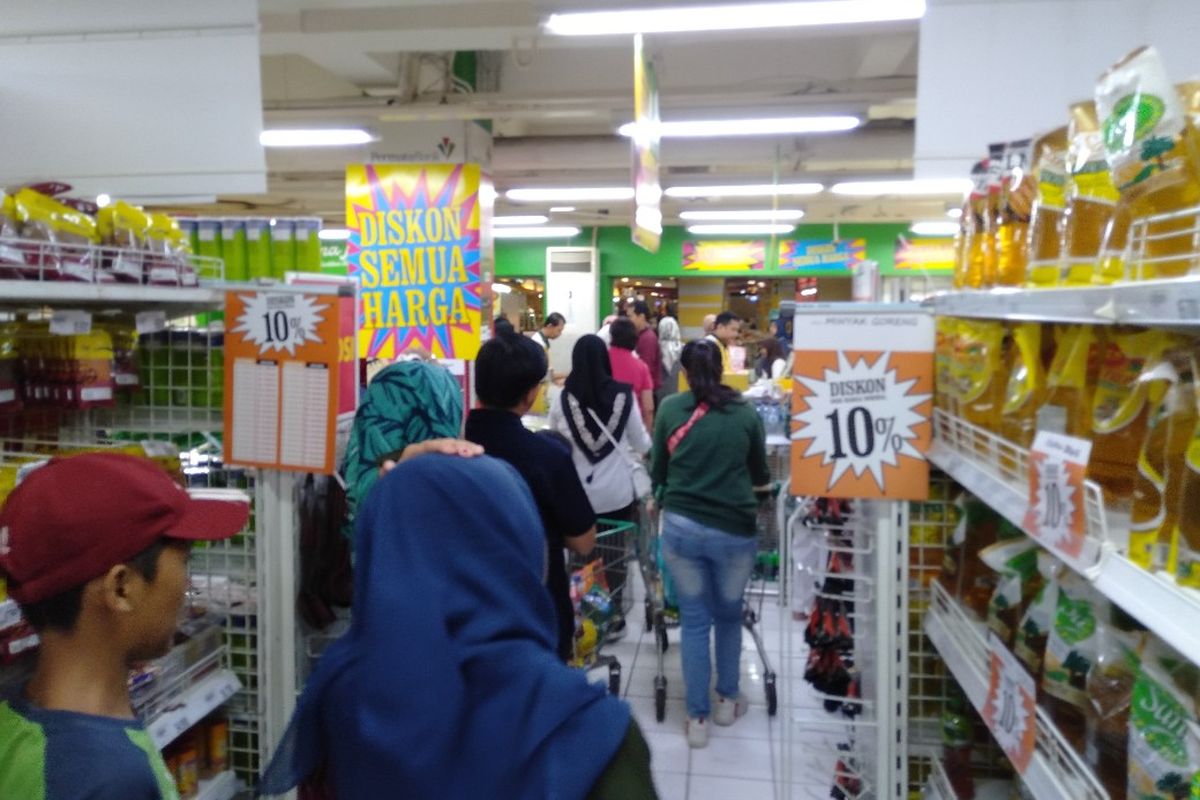 Suasana di Giant Cinere Mall, Jawa Barat saat diskon besar - besaran digelar, Jumat (27/6/2019)