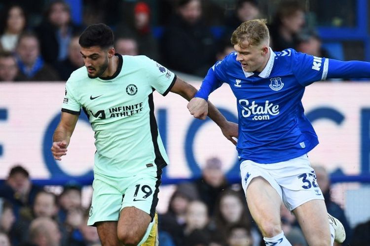 Duel Armando Broja dengan Jarrad Branthwaite dalam laga pekan ke-16 Liga Inggris 2023-2024 antara Everton vs Chelsea di Stadion Goodison Park, 10 Desember 2023. (Photo by PETER POWELL / AFP).