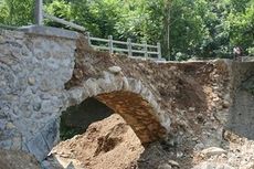 Sebuah Jembatan Desa Ambruk 2 Jam Setelah Selesai Dibangun