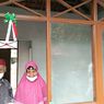Senyum Suami Istri Lansia yang Akhirnya Punya Rumah Layak Huni