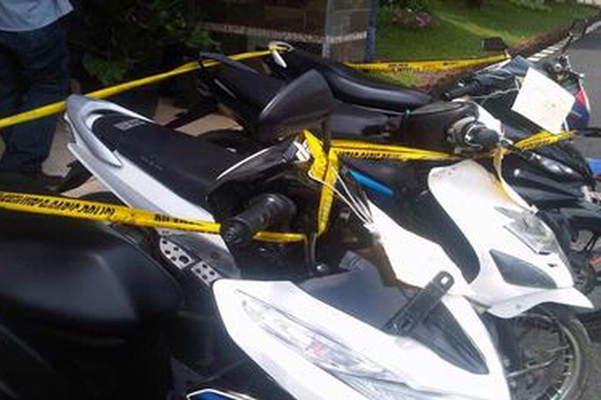 Sejumlah sepeda motor hasil curian disita Kepolisian Resor Purwakarta, Jawa Barat, Senin (2/4/2012).   