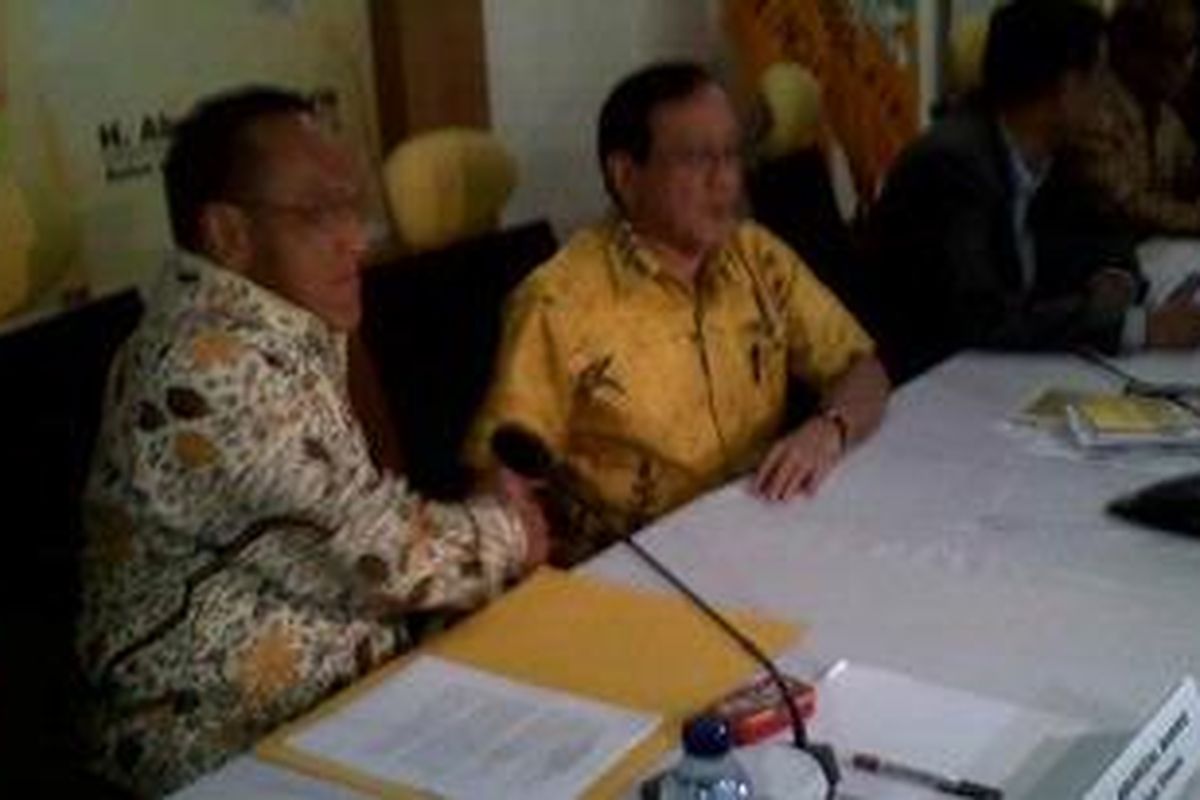 Ketua Umum Partai Golkar Aburizal Bakrie dan Ketua Dewan Pertimbangan Partai Golkar, Akbar Tandjung tampak berusaha menunjukkan keakraban saat berada dalam satu forum rapat internal di DPP Partai Golkar, Selasa (8/5/2012) malam. 