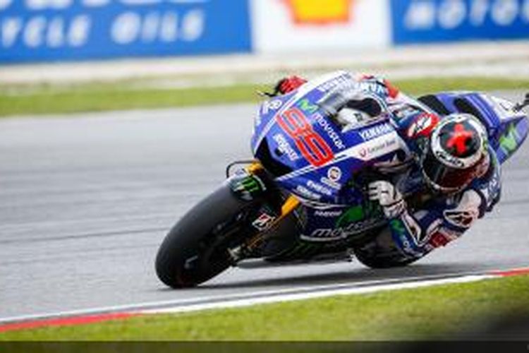 Pebalap Movistar Yamaha asal Italia, Jorge Lorenzo, membalap di Sirkuit Sepang pada balapan GP Malaysia, Minggu (26/10/2014).