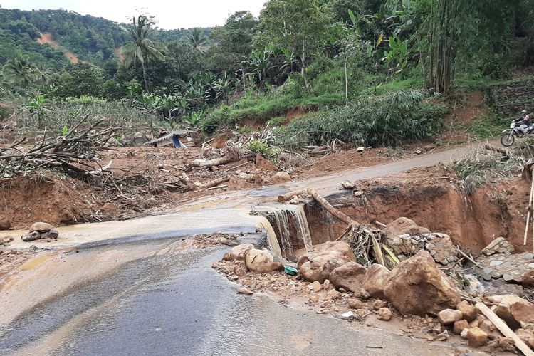 Sejumlah titik longsor yang terjadi di Kabupaten Lebak, Banten. Longsoran itu disebut menjadi penyebab banjir bandang dahsyat menerjang enam kecamatan di Kabupaten Lebak, Rabu (1/1/2020).