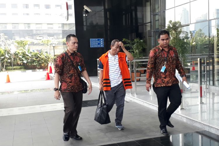 Mantan Direktur Pengelolaan Informasi Administrasi Kependudukan (PIAK) Kementrian Dalam Negeri, Sugiharto, mendatangi gedung Komisi Pemberantasan Korupsi (KPK). Jumat (5/5/2017)