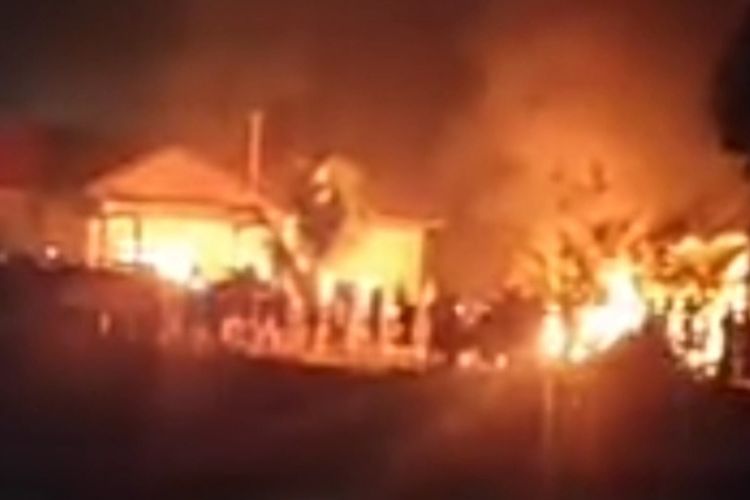 Footage of the burning of the Candipuro police station in Lampung Province's Lampung Selatan regency on Tuesday (18/5/2021)