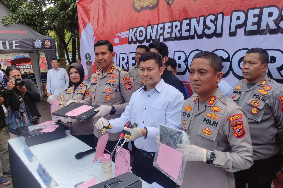 Kepolisian Resor Bogor Kota saat menggelar konferensi pers kasus pembobolan brangkas di SPBU Shell Jalan Sholeh Iskandar, Kota Bogor, Senin (24/7/2023).