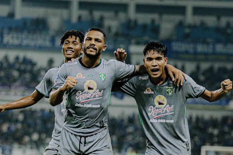 Pemain Persebaya Surabaya Paulo Victor dan Brylian Aldama selebrasi seusai menjebol gawang PSIS Semarang pada pertandingan pekan ke-23 Liga 1 2022-2023 yang berakhir dengan skor 1-2 di Stadion Jatidiri Semarang, Rabu (29/3/2023) malam.