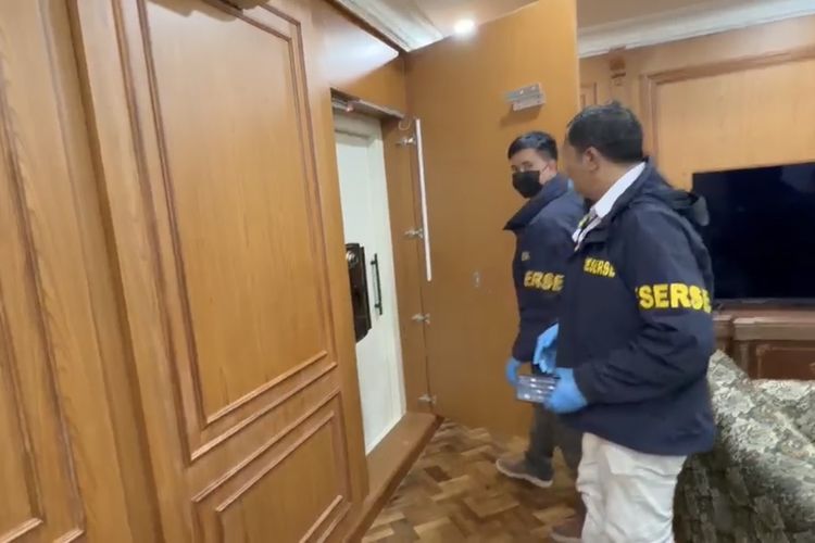 Polisi Temukan Brankas Tersembunyi saat Geledah Rumah di Sentul, Isinya 74 Kg Emas Batangan hingga Uang Dollar