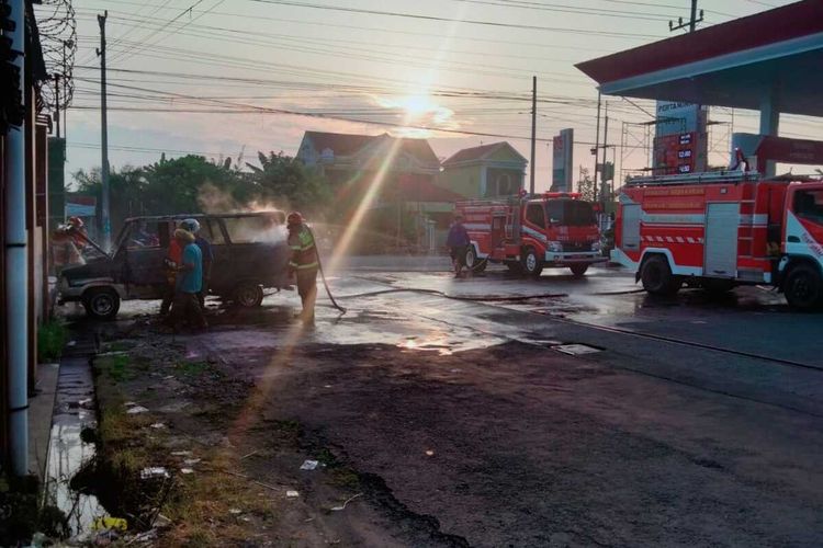 Potret satu unit mobil kijang terbakar di kawasan Stasiun Pengisian Bahan Bakar Umum (SPBU) Begajah di Jl. Sukoharjo-Wonogiri, tepatnya Kelurahan Begajah, Kecamatan Sukoharjo, Kabupaten Sukoharjo, Jawa Tengah.
