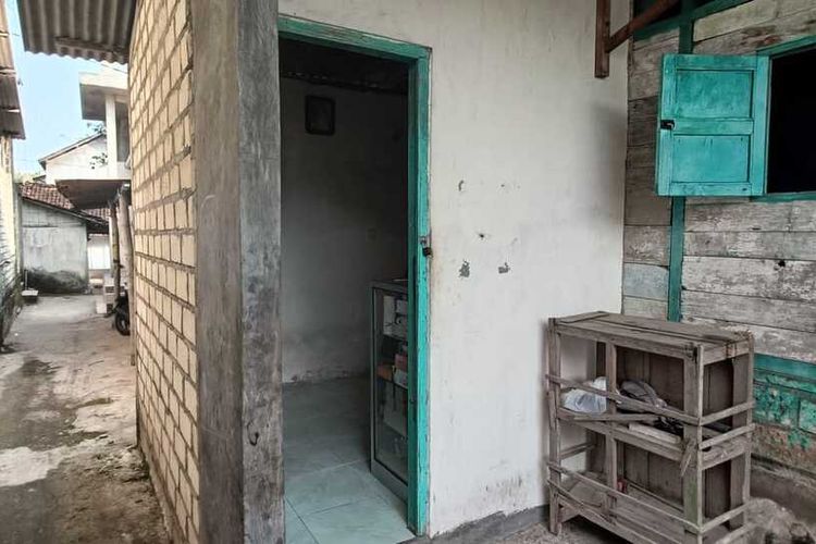 Kondisi Rumah Sunarti, warga kurang mampu asal Desa Rengel, Kecamatan Rengel, Kabupaten Tuban, Jawa Timur, yang tidak bisa pasang listrik baru bersubsidi 450 VA, karena identitasnya sudah dipakai orang lain.