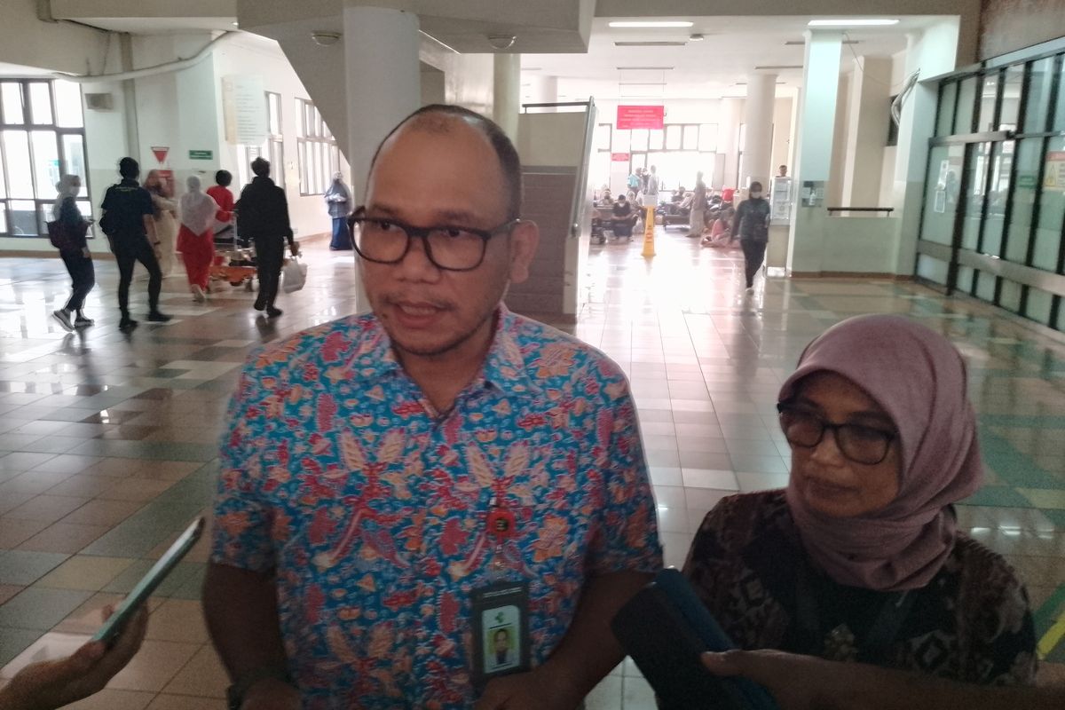 Kepala Instalasi Gawat Darurat (IGD) RSHS Bandung, Roland Sidabutar dan Manajer Pelayanan Medik RSHS Bandung, Viva Aprilia Kadi di Lobby IGD RSHS Bandung, Jumat (26/1/2024)