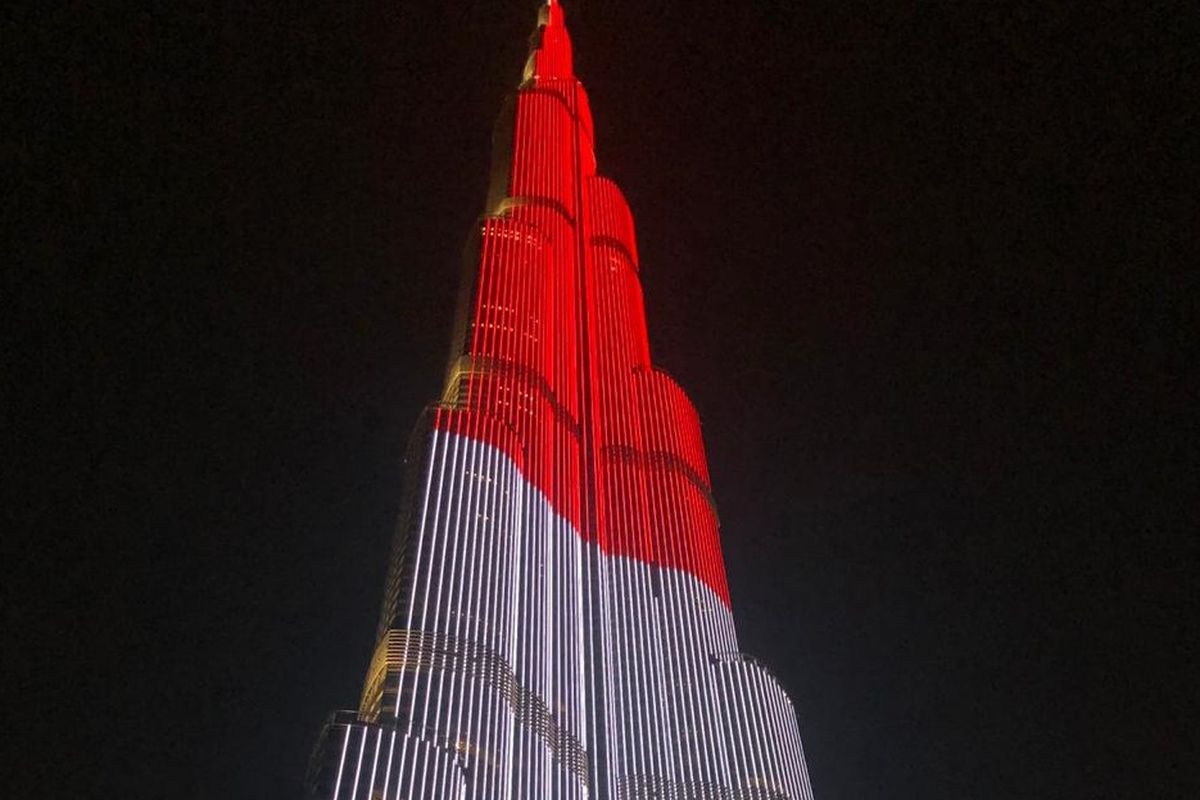Inilah penampakan Burj Khalifa, gedung tertinggi dunia di Dubai, Uni Emirat Arab, yang menampilkan bendera Indonesia sebagai penghargaan terhadap perayaan HUT RI ke-74 yang berlangsung Sabtu (17/8/2019).