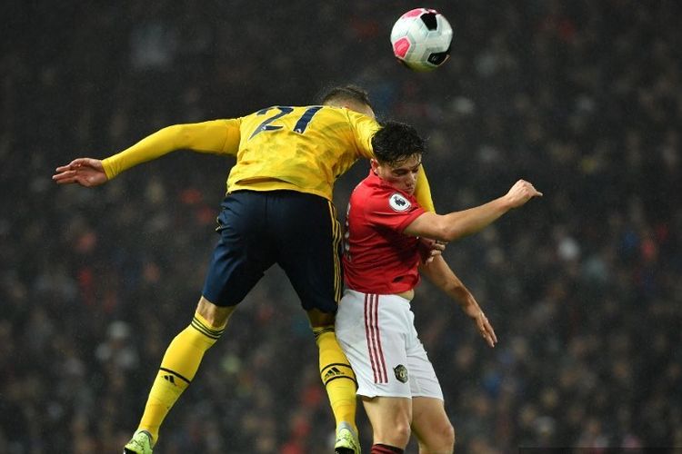 Calum Chambers dan Daniel James berduel di udara dalam laga Manchester United vs Arsenal dalam lanjutan Liga Inggris di Stadion Old Trafford, 30 September 2019. 