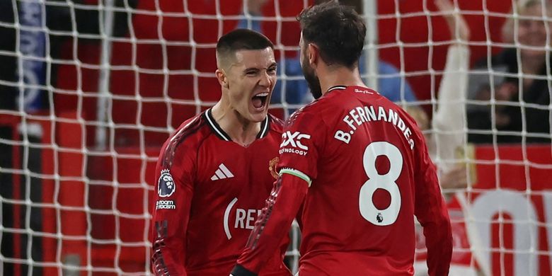 Benjamin Sesko (kiri) merayakan gol dengan Bruno Fernandes (kanan) dalam pertandingan sepak bola Liga Inggris antara Manchester United vs Brentford di Old Trafford di Manchester, barat laut Inggris, pada 27 April 2026. (Foto oleh Darren Staples / AFP)