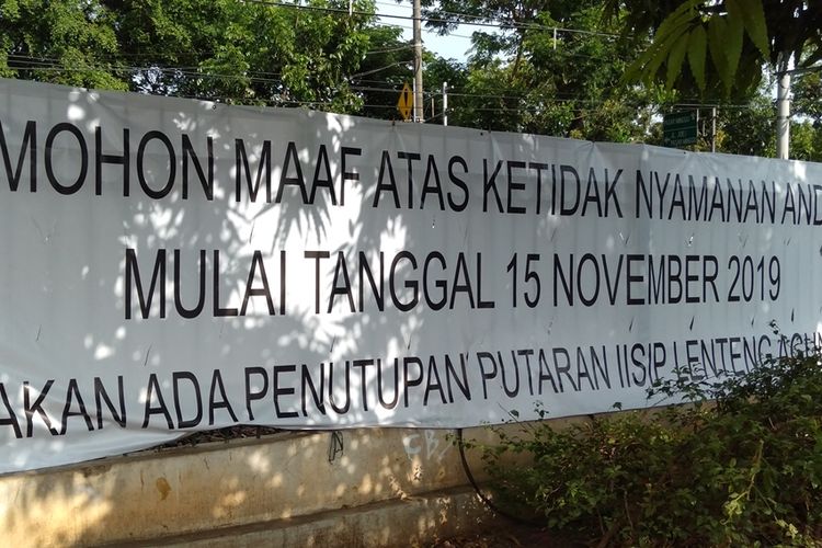 Spanduk pemberitahuan jika jalan putaran depan IISIP akan ditutup. Spanduk tersebut tertempel di Jalan putaran depan kampus IISIP Lenteng Agung, Jakarta Selatan, Jumat (15/11/2019)