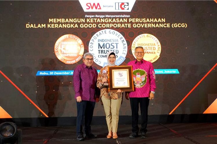 Direktur Compliance and Human Capital PT BSI Tribuana Tunggadewi (Batik Tengah) menerima penghargaan yang diserahkan oleh Pemimpin Redaksi Majalah SWA Kemal Effendi Gani (Batik Kiri) didampingi Chairman IICG Gendut Suprayitno (Batik Kanan) dalam penghargaan Indonesia Most Trusted Companies Award 2023 di Jakarta, Rabu (20/12).