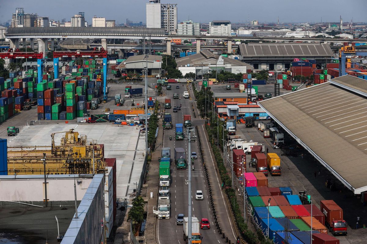 Aktivitas bongkar muat kontainer di Pelabuhan Tanjung Priok, Jakarta Utara, Senin (29/3/2021). 