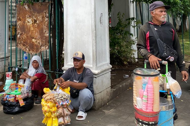 Bertahan di Bawah Bayang Razia, Kisah PKL Liar yang Tak Bisa Menjauh dari Monas