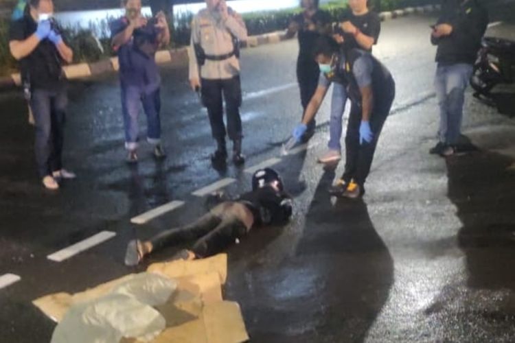 Pria berinisial KSD (19) ditemukan tewas dengan kondisi tubuh telungkup dan masih mengenakan helm di depan pintu keluar Kampus Yarsi, Jalan Letjen Suprapto, Cempaka Putih, Jakarta Pusat, pada Sabtu (31/12/2022) 