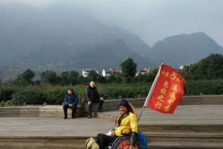 Seorang laki-laki kelahiran di Provinsi Gangsu, China, Quan Peng melakukan perjalanan dari Beijing mulai Agustus tahun 2014 dengan kursi roda.