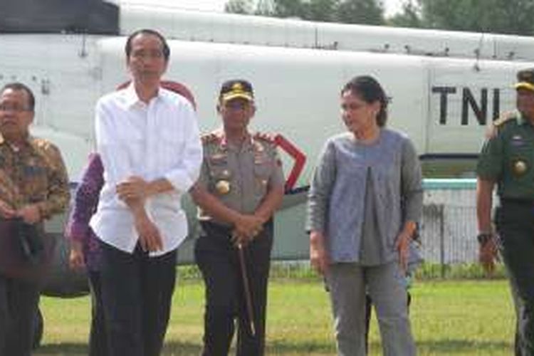 Presiden Joko Widodo bersama Ibu Negara Iriana saat mendarat di Stadion Karangbirahi, Brebes, Jawa Tengah, Senin (11/4/2016).