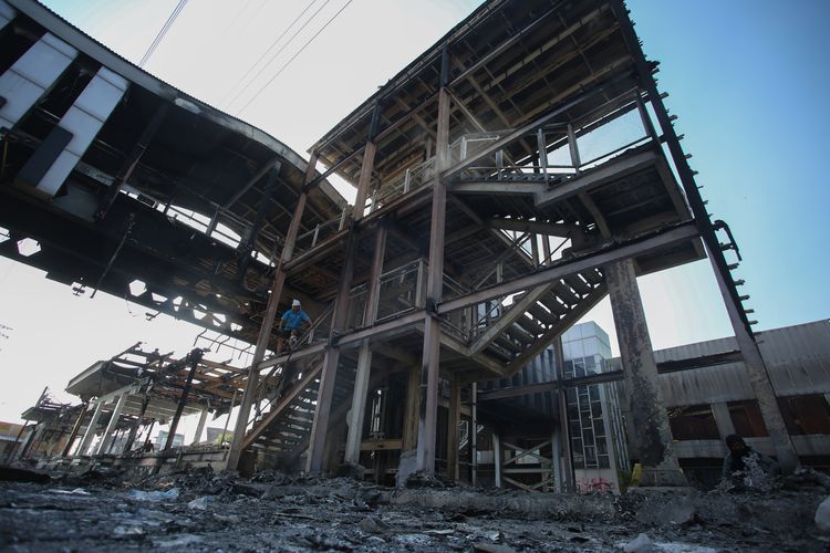 Pemulung mengais besi di Halte Bus Trans Jakarta Pasar Senen yang habis terbakar di Jakarta, Sabtu (30/8/2025). Akibat kerusakan halte di sejumlah tempat, seluruh layanan Trans Jakarta dan Jaklingko di Jakarta tidak beroperasi untuk sementara. 