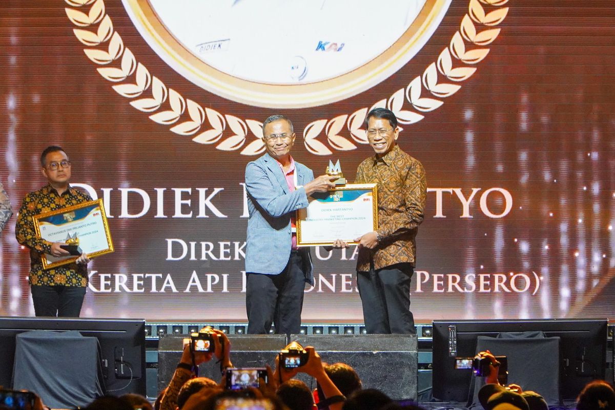 Dirut KAI Raih 2 Penghargaan di Marketeer of The Year 2024, Bukti Keberhasilan Transformasi Layanan