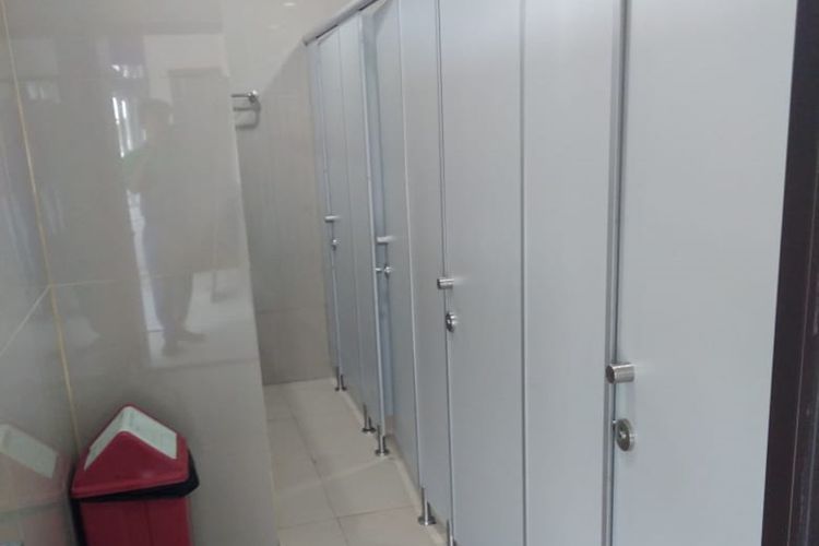 Toilet yang sempat heboh di Stasiun Ciamis ini kini telah terpasangi sekat.