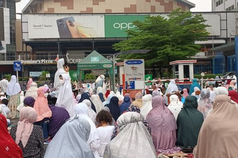 Jemaah Muhammadiyah Gelar Shalat Idul Fitri di Halaman Depan Mal Bekasi Cyber Park
