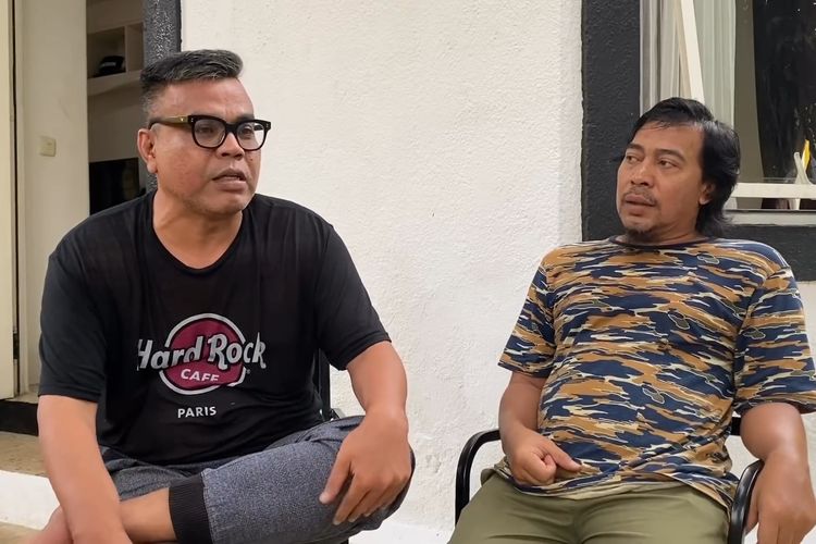 Duo pelawak Abdel Achrian (kiri) dan Komeng (kanan) tengah berbincang mengenai nasib grup pelawak di Indonesia.