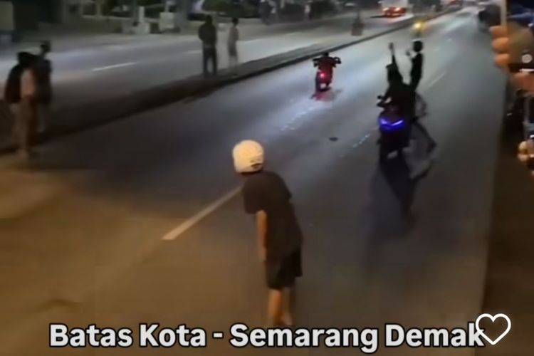 Gambar tangkap layar video balap liar di Pantura Semarang-Demak yang dibagikan Instagram @infokejadian_sayung. 