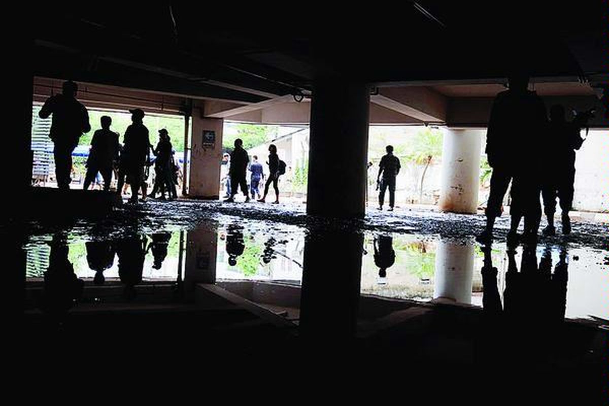 Kondisi basemen 1 Plaza UOB, Jakarta Pusat, Minggu (20/1), yang telah dikeringkan petugas pemadam kebakaran.