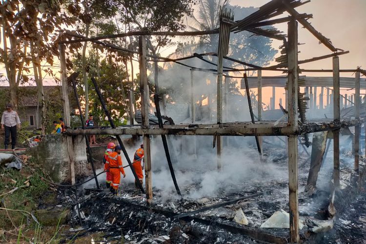 Petugas memadamkan api yang membakar kandang ayam di Ngampin Ambarawa Kabupaten Semarang, Rabu (8/5/2024)