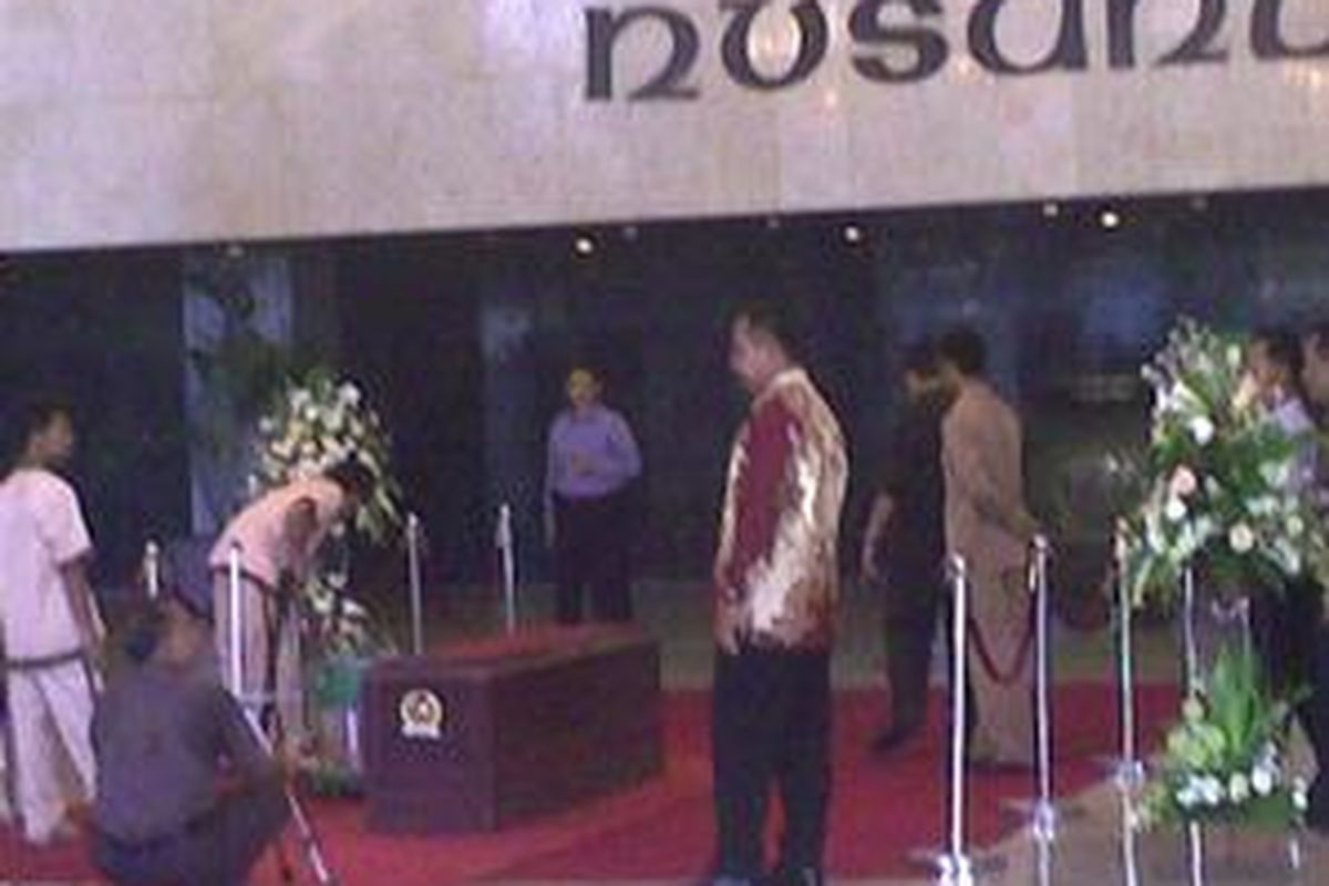 Petugas DPR mempersiapkan perlengkapan guna penghormatan terakhir kepada Wakil Ketua DPR, Marwoto Mitrohardjono yang meninggal dunia, Minggu (3/1/2010).
