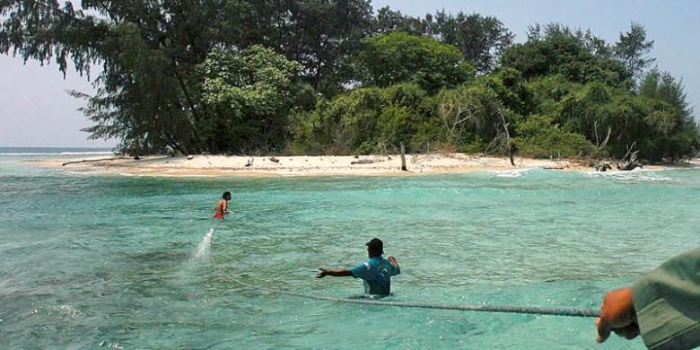 Polisi hutan Seksi II Taman Nasional Kepulauan Seribu, Kepulauan Seribu, Jakarta, melakukan patroli di kawasan Pulau Belanda, Rabu (12/8/2015). Nelayan sering dijumpai memasuki kawasan zona inti taman nasional. Padahal, zona inti tersebut merupakan kawasan konservasi laut yang terlarang dimasuki tanpa izin.