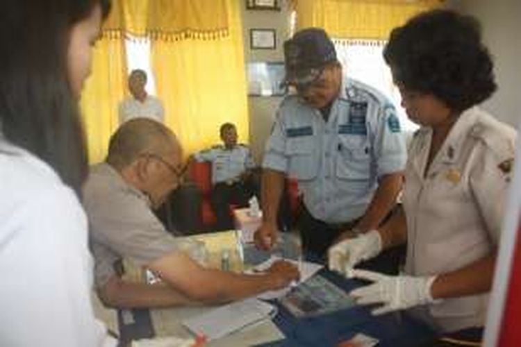 Satuan Narkoba Polres Dairi melakukan tes urine kepada pegawai Lapas Sidikalang, Senin (21/3/2016).
