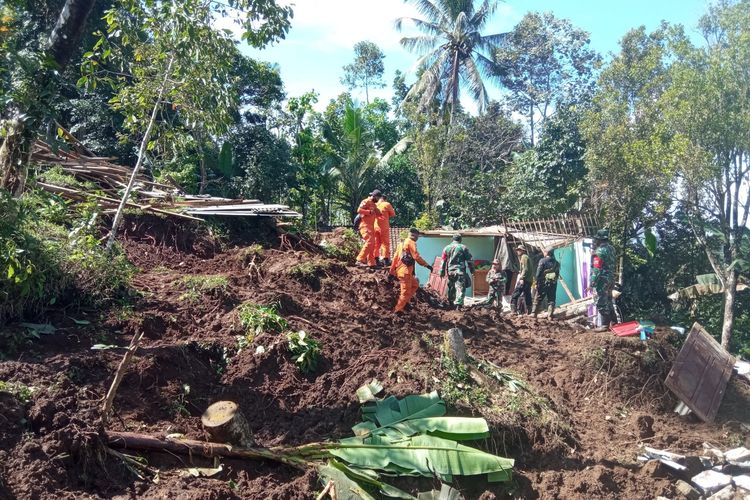 Bencana tanah longsor menimpa dua rumah di Desa Pakel, Kecamatan Licin, Banyuwangi, Kamis (17/6/2021) dini hari. 